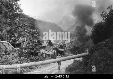 Environs fort de Kock, Padang Pandjang, Solok, Sawah Loento au nord de fort de Kock (Sumatra) un petit kampong a été incendié par des membres de gangs fuyant. Ils ont été suivis de près par des soldats néerlandais, qui ont empêché le pire Date : 10 janvier 1949 lieu : Indonésie, Antilles néerlandaises de l'est, Sumatra Banque D'Images