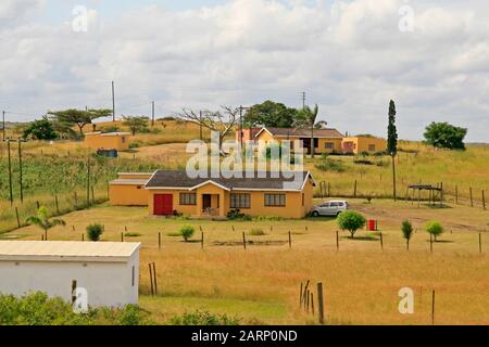 Maisons résidentielles dans le village sur la route entre Sainte-Lucie et le parc national d'Imfolozi-Hluhluwe, KwaZulu Natal, Afrique du Sud. Banque D'Images