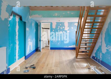 Amélioration de la maison de chambre avec un nouveau plancher en bois et des murs préparés pour la peinture Banque D'Images