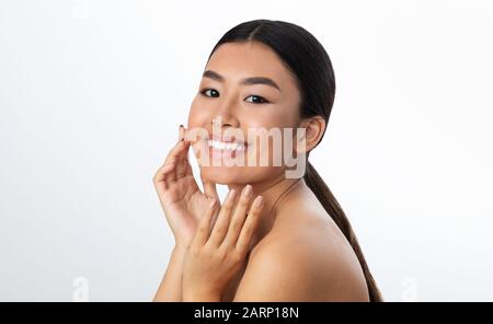 Concept de soins de la peau. Fille asiatique bénéficiant du résultat du traitement de beauté Banque D'Images