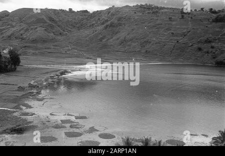 République: Dolok Simoembah, Prapat, Bidamanik, à l'est de Pematang Siantar; mesures de purification sur la côte est de Sumatra [vue du lac Toba] Date: 1er novembre 1947 lieu: Indonésie, Antilles orientales néerlandaises, Sumatra Banque D'Images