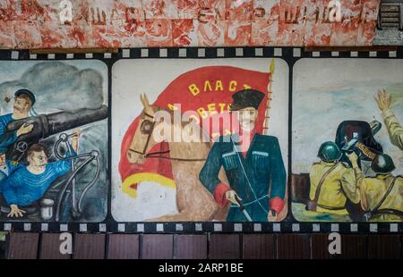 Peintures militaires dans les soldats social club de Skrunda-1 Ghost Town, ancien site de la station radar soviétique Dniepr près de la ville de Skrunda en Lettonie Banque D'Images