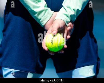 Melbourne, Australie. 29 janvier 2020. Un gamin tient une balle de tennis pendant le match De Finale De Quart lors du tournoi de tennis australien Open Grand Chelem de 2020 à Melbourne, en Australie. Frank Molter/Alay Live News Banque D'Images