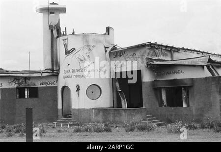 Brugherstelling de la route de Malang, inscription sur la villa Singosari Ruin d'un bâtiment brûlé avec graffitis. Démarrer avec la croix nazie (swastika) sur le dos de la femme avec l'enfant. Texte : Djika Blanda Et Djangan Mendjadja. Date : 4 Novembre 1947 Lieu : Indonésie, Java, Antilles Néerlandaises Banque D'Images