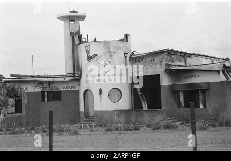 Brugherstelling de la route de Malang, inscription sur la villa Singosari Ruin d'un bâtiment brûlé avec graffitis. Démarrer avec la croix nazie (swastika) sur le dos de la femme avec l'enfant. Texte : Djika Blanda Et Djangan Mendjadja. Date : 4 Novembre 1947 Lieu : Indonésie, Java, Antilles Néerlandaises Banque D'Images