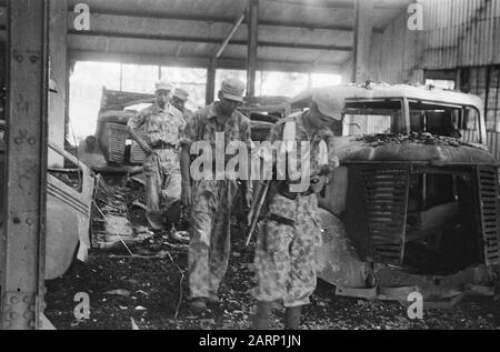 République: Sidamanik et Bah Bonton (usine de thé) à l'est de Siantar Sidamanik (côte est de Sumatra). Une patrouille de purge Infantry VI a été mise en place pour ramener un gang de TNI infiltré derrière la ligne de démarcation. Cependant, les combattants de la liberté ont encore la chance de mettre le feu à la fabrique de thé Bah Boeton. Dans le garage sont incendiés des voitures de l'armée japonaise Date: 27 octobre 1947 lieu: Indonésie, Hollandais East Indies, Sumatra Banque D'Images