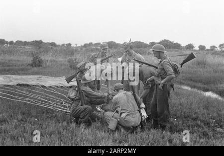 Exercices D'Atterrissage I Brigade D'Infanterie 7-Décembre Division Tjilonting Collection Photo Service De Collecte Pour L'Armée Contacts Indonésie, Photon Numéro 4796 Date: Mai 1947 Lieu: Indonésie, Pays-Bas Indes De L'Est Banque D'Images