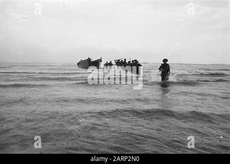 Exercices d'atterrissage I Brigade d'infanterie 7-décembre Division à Tjilinting [les soldats ont quitté le navire d'atterrissage et viennent à terre] Date: Mai 1947 lieu: Indonésie, Antilles néerlandaises de l'est Banque D'Images