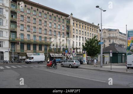 Vienne, Autriche - 6 juin 2019 ; Majolikahaus un immeuble d'appartements conçu par Otto Wagner avec de riches décorations florales sur la façade du bâtiment Banque D'Images