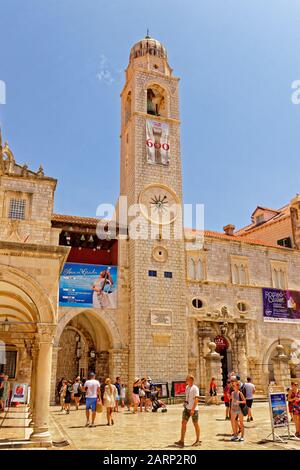 La rue Stradun et la tour de l'horloge de la vieille ville de Dubrovnik, la côte dalmate, en Croatie. Banque D'Images