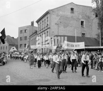 Congrès Pioneer à Nachod, République tchèque (ex-Tchécoslovaquie), mai 1959. Les filles et les garçons marchent avec des bannières et des drapeaux dans la rue. Banque D'Images