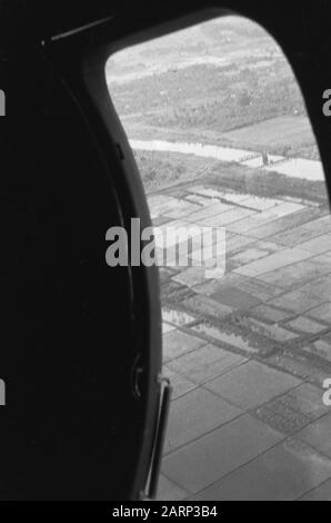 Reportage aéroport Djokja, arrivée Catalina République, membres impitoriers Commission of Good Services ] vue sur les rizières et une rivière depuis la fenêtre d'un avion] Date: 19 décembre 1948 lieu: Indonésie, Pays-Bas Antilles orientales Banque D'Images