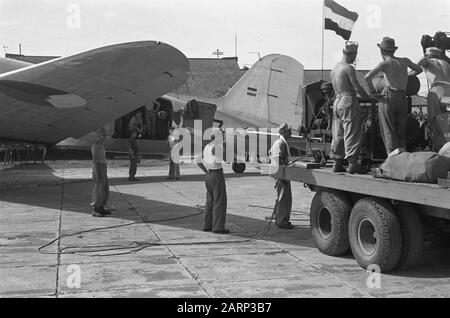 Reportage aéroport Djokja, arrivée Catalina République, membres implorant Commission de Bons services chargement de matériel pour le transfert aérien à Djocjakarta Date: 19 décembre 1948 lieu: Indonésie, Java, Pays-Bas East Indies Banque D'Images