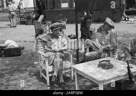 Reportage aéroport Djokja, arrivée Catalina République, membres impitateurs Commission of Good Services un observateur militaire américain et australien de la Commission der Good Services se met en vedette à l'aéroport de Djocjakarta Dakotas à Djocjakarta Annotation: DJK Date: 19 décembre 1948 lieu: Indonésie, Java, Hollandais East Indies Banque D'Images