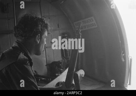 Reportage aéroport Djokja, arrivée République de Catalina, impliquant des membres Commission de Bons services [aéronefs intérieurs. Soldat avec canon, porte de chargement ouverte] Date: 19 décembre 1948 lieu: Indonésie, Java, Pays-Bas Antilles orientales Banque D'Images