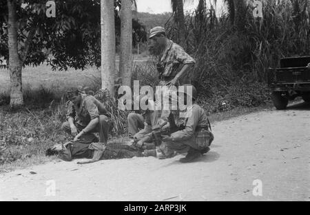 Avances de Tapanoeli, Tarutoeng, Sibolga, Padang, Sidempoean Quatre soldats de KNil dans un tombé ou blessé? Guerrier républicain le long du côté de la route Annotation: DJK. Lié aux photonrs. 5357 et 5358 ? Date : Décembre 1948 Lieu : Indonésie, Antilles Néerlandaises De L'Est, Sumatra Banque D'Images