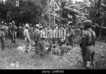 Avances par Tapanoeli, Tarutoeng, Sibolga, Padang, Sidempoean UNE triste cérémonie, quelque part dans le terrain. Les militaires disent au revoir à un frère tombé des armes, le. FoulSLD. EKL. Ranoe est tombé pendant un contact avec un gang terroriste. [Funérailles dans un cimetière de Padangsidempoean] Date : décembre 1948 lieu : Indonésie, Antilles orientales néerlandaises, Sumatra Banque D'Images