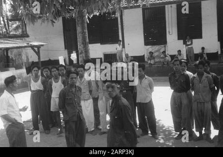 Avancées de Tapanoeli, Tarutoeng, Sibolga, Padang, Sidempoean un groupe d'indonésien debout avec ses mains sur le dos. Certains portent un uniforme (prisonniers de guerre ou combattants républicains arrêtés?) Annotation: DJK Date: Décembre 1948 lieu: Indonésie, Antilles orientales néerlandaises, Sumatra Banque D'Images