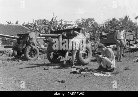 2-15 Regiment Infantry et I-12 RVA à l'avance Station East Java de Ngebroek. Un bivouac est installé. Les morceaux de canon d'une batterie de 1-12 AVD sont vérifiés. Date : 20 Décembre 1948 Lieu : Indonésie, Antilles Néerlandaises De L'Est Banque D'Images