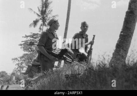 2-15 Regiment Infantry et I-12 RVA à l'avance East Java Trois soldats néerlandais au cours d'une action. On porte un gingembre. Le cours de cette situation repose sur le terrain Date: 20 décembre 1948 lieu: Indonésie, Java, Pays-Bas Antilles orientales Banque D'Images