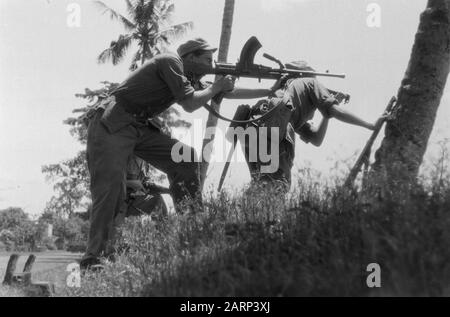 2-15 Regiment Infantry et I-12 RVA à l'avance East Java Trois soldats néerlandais au cours d'une action. Le gingembre pointe son arme et utilise l'épaule d'un autre militaire comme aide à la stabilisation Date: 20 décembre 1948 lieu: Indonésie, Java, Pays-Bas Antilles orientales Banque D'Images