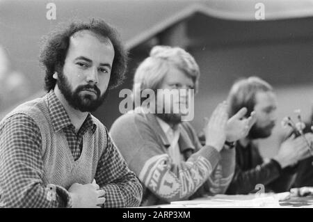 V.l.n.n. Membres du conseil d'administration ARJOS Klaas de Vries, Kooopmans et Helmer Koetje lors d'une réunion des jeunes ARP sur la fusion avec LES jeunes KVP et CHU dans un CDJA, Date : 17 janvier 1981 lieu : Utrecht (province), Utrecht (ville) mots clés : fusions, politiciens, partis politiques, réunions, présidents Nom personnel : Koetje, Helmer, Koopmans, , Vries, Klaas De Institutionname: Chu Banque D'Images