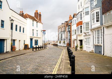 Rue vide avec un logement historique, Old Portsmouth, Angleterre, Royaume-Uni Banque D'Images