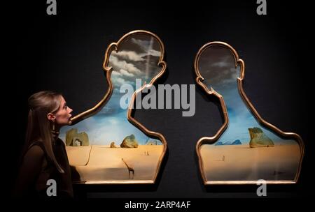 Bonhams, Londres, Royaume-Uni. 29 janvier 2020. Le spécialiste de Bonhams, Inde Phillips, examine un chef-d'œuvre surréaliste de Salvador Dalí, Couple aux têtes de plins nuages (Couple avec leurs têtes pleines de nuages), 1937, sera offert aux enchères le 26 mars à la vente D'art Moderne et surréaliste avec une estimation de £7,000.000-10,000.000. Crédit : Malcolm Park/Alay Live News. Banque D'Images