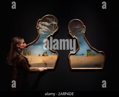 Bonhams, Londres, Royaume-Uni. 29 janvier 2020. Le spécialiste de Bonhams, Inde Phillips, examine un chef-d'œuvre surréaliste de Salvador Dalí, Couple aux têtes de plins nuages (Couple avec leurs têtes pleines de nuages), 1937, sera offert aux enchères le 26 mars à la vente D'art Moderne et surréaliste avec une estimation de £7,000.000-10,000.000. Crédit : Malcolm Park/Alay Live News. Banque D'Images