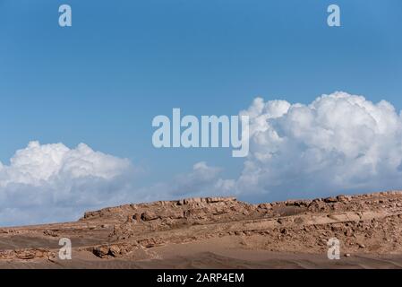 la formation de kaluts ou de pierres de sable dans le dasht e lut ou le désert du sahara, après un temps de pluie avec ciel nuageux Banque D'Images