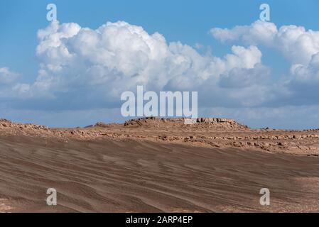 la formation de kaluts ou de pierres de sable dans le dasht e lut ou le désert du sahara, après un temps de pluie avec ciel nuageux Banque D'Images