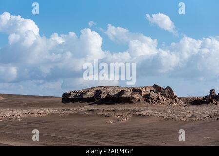 la formation de kaluts ou de pierres de sable dans le dasht e lut ou le désert du sahara, après un temps de pluie avec ciel nuageux Banque D'Images