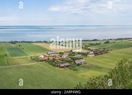 Vue aérienne sur le paysage rural au bord du lac de Vortern à Granna, Smaland, Suède, Scandinavie. Banque D'Images