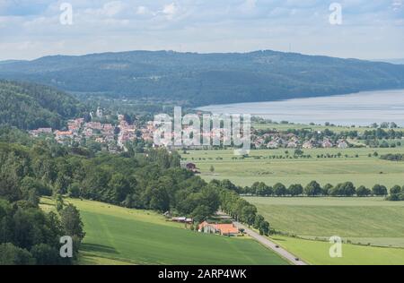 Vue aérienne sur le paysage rural au bord du lac de Vortern à Granna, Smaland, Suède, Scandinavie. Banque D'Images