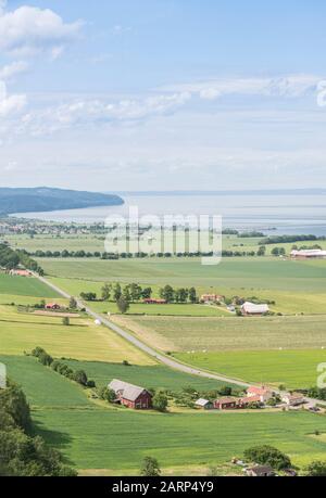 Vue aérienne sur le paysage rural au bord du lac de Vortern à Granna, Smaland, Suède, Scandinavie. Banque D'Images