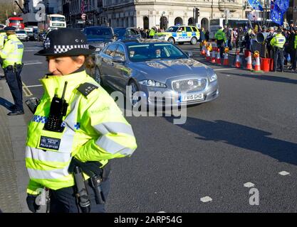 Londres, Royaume-Uni. 29 janvier 2020. Le Premier ministre Boris Johnson arrive au Parlement pour les questions du Premier ministre, entouré d'une forte présence policière et de manifestants anti-Brexit. Crédit: Pjrfoto/Alay Live News Banque D'Images