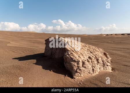 la formation de kaluts ou de pierres de sable dans le dasht e lut ou le désert du sahara, après un temps de pluie avec ciel nuageux Banque D'Images