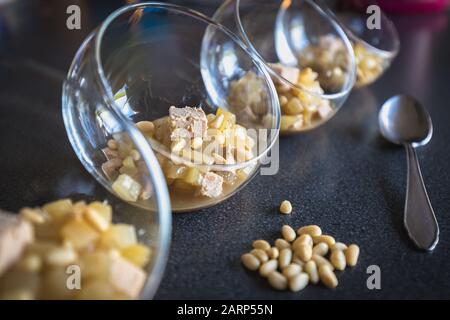 Verrine de foie gras poires et les noix de pin dans la cuisine française Banque D'Images