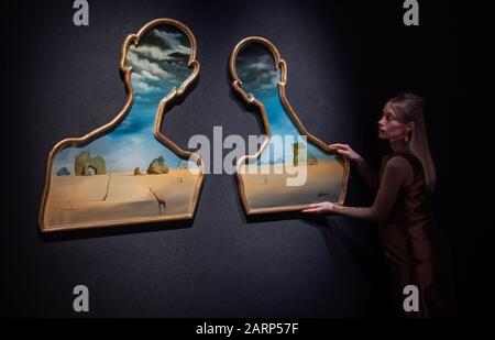 Londres, Royaume-Uni, 29 janvier 2020, un chef-d'œuvre surréaliste de Salvador Dalí, Couple aux têtes de plis nuages (1937), chef Bonhams Impressionniste et Photomal Moderne aujourd'hui. Le travail, qui n'a jamais été offert aux enchères, a une estimation de £7,000.000 - 10,000.000. Dalí a créé Deux Couples aux têtes de plis nuages (1937) alors qu'à Cadaqués pendant la guerre civile espagnole. La vente a lieu le 26 mars 2020.crédit: Keith Larby/Alay Live News Banque D'Images