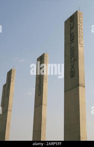 Piliers à l'entrée du Musée de l'apartheid, Ormonde, Johannesburg, Gauteng, Afrique du Sud. Banque D'Images