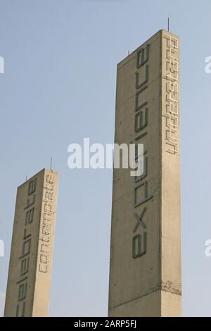 Piliers à l'entrée du Musée de l'apartheid, Ormonde, Johannesburg, Gauteng, Afrique du Sud. Banque D'Images