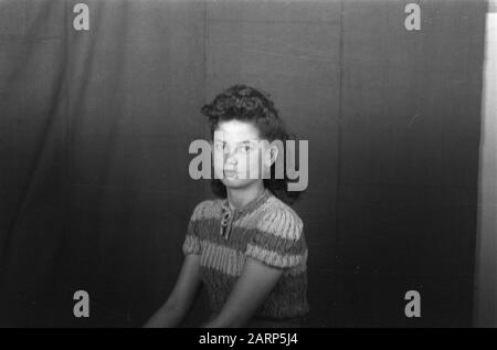 Portrait photos (divers) [passeport photos] Jeune femme indienne Date: 1947/01/01 lieu: Indonésie, Pays-Bas Antilles orientales Banque D'Images
