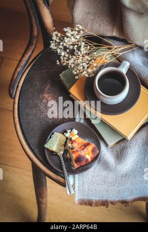 Petit-déjeuner sur une chaise rustique avec une tasse de café et un morceau de gâteau. Vue de dessus Banque D'Images