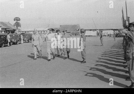 Visite du commandant de l'armée S.H. Train Pour L'Aéroport De Semarang Semarang. Commandant De L'Armée S.h. La piste inspecte la garde de l'honneur. Gauche de lui Colonel D.R.A. van Langen Date : 1er juillet 1946 lieu : Indonésie, Antilles néerlandaises de l'est Banque D'Images