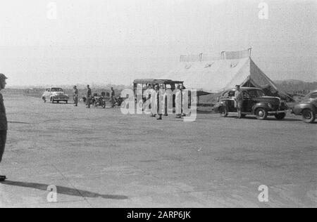 Visite du commandant de l'armée S.H. Train Pour L'Aéroport De Semarang Semarang. Commandant De L'Armée S.h. La piste accueille les troupes. Derrière lui colonel D.R.A. van Langen Date : 1er juillet 1946 lieu : Indonésie, Antilles néerlandaises de l'est Banque D'Images