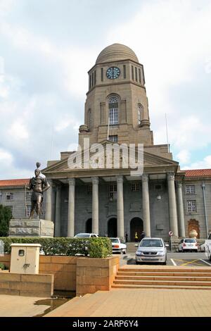 Statue du chef Tshwane devant l'hôtel de ville de Pretoria, place Pretorius, Pretoria/Tshwane Central, Gauteng, Afrique du Sud. Banque D'Images