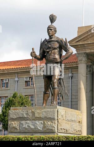 Statue du chef Tshwane devant l'hôtel de ville de Pretoria, place Pretorius, Pretoria/Tshwane Central, Gauteng, Afrique du Sud. Banque D'Images