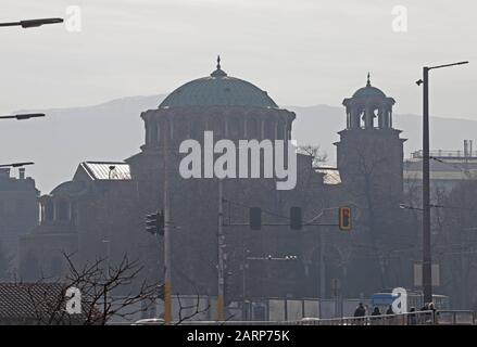 Vue sur l'église 'Staint Nedelya' avec l'air des particules fines dans la ville et la poussière des PM2,5, et la pollution de l'air à Sofia, Bulgarie Banque D'Images