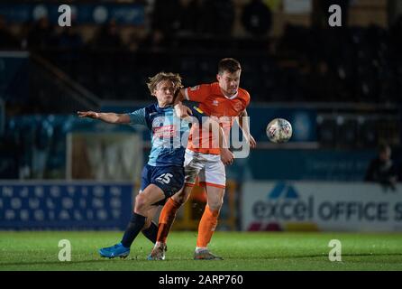 Alex Samuel de Wycombe Wanderers et Jordan Thorniley de Blackpool lors du match de la Sky Bet League 1 entre Wycombe Wanderers et Blackpool à Adams Park, High Wycombe, Angleterre, le 28 janvier 2020. Photo D'Andy Rowland. Banque D'Images