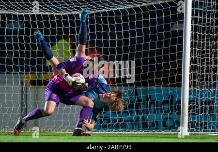 Gardien de but Mark Howard de Blackpool & Alex Samuel de Wycombe Wanderers pendant le match de la Sky Bet League 1 entre Wycombe Wanderers et Blackpool à Adams Park, High Wycombe, Angleterre, le 28 janvier 2020. Photo D'Andy Rowland. Banque D'Images